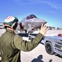 Az amerikai légierő többek között a Twitteren kitett poszttal tudatta a világgal, hogy hadrendbe állították az F–35A vadászgépek első századát. A fontos mérföldkő 15 évvel és úgy másfél billió dolláral azt követően vált valósággá, hogy a légierő szerződést kötött a sikeres pályázatot benyújtó Lockheed Martinnal.