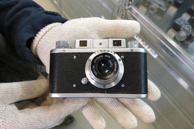 MOM fényképezőgép bőrtokja a II. világháború utáni logóval