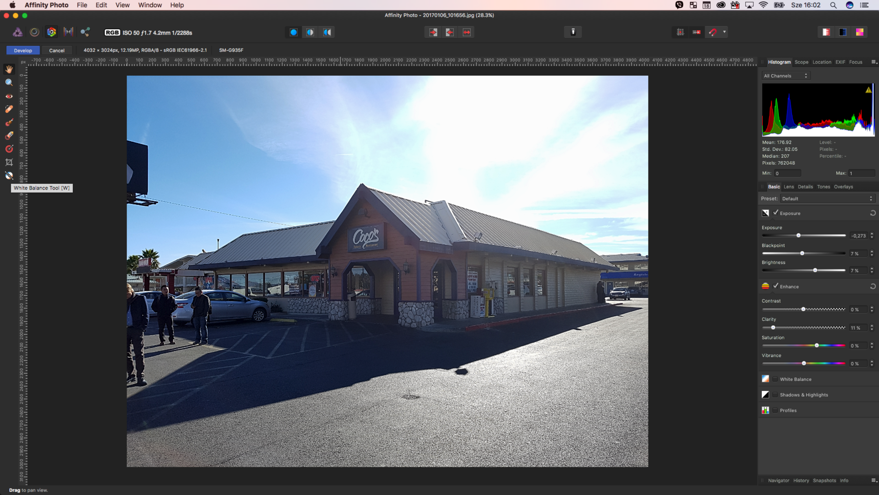 Az Affinity Photo pont úgy kezeli a virtuális valóságba szánt 360 fokos képeket, ahogyan  azt a vr-sisakokban is látnánk: körbe tudunk forogni a gömbpanorámán, és így tudjuk elvégezni a műveleteket.