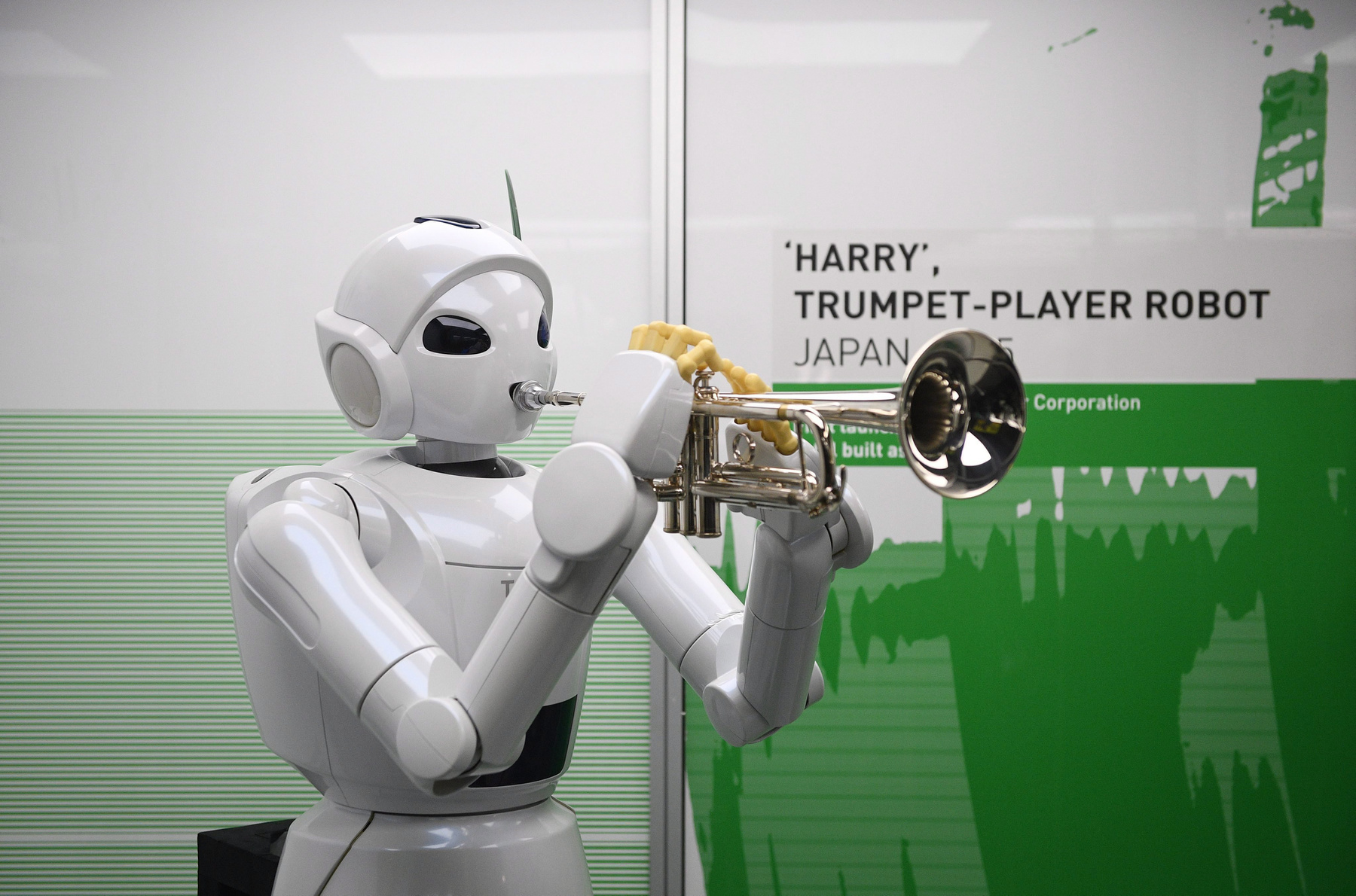 Harry, a japán gyártmányú trombitáló robot 