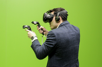 Ez a furcsa szemüveg kiterjesztett valóságot és virtuális valóságot varázsol használója elé. Az ODG-nek ez az első ilyen terméke, rögtön két modellt adtak ki, az R-8-at és az R-9-et.