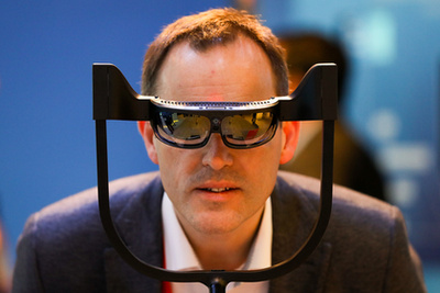 Ez a furcsa szemüveg kiterjesztett valóságot és virtuális valóságot varázsol használója elé. Az ODG-nek ez az első ilyen terméke, rögtön két modellt adtak ki, az R-8-at és az R-9-et.
