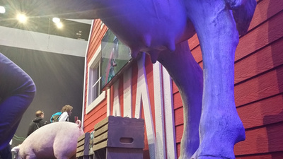 Microdosingnak azt nevezik, amikor valaki az átlagos LSD-adag töredékét fogyasztja, így serkentve a kreativitását. A Microdose VR egy virtuális LSD trip, amit direkt VR szemüvegekhez és kontrollerekhez terveztek: absztrakt formák hömpölyögnek a képernyőn, alatta elektronikus zene dübörög. A hatás annyira magával ragadó, hogy attól még a háttérben sétáló lánynak is elolvadt a fél lába.