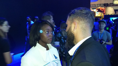 Microdosingnak azt nevezik, amikor valaki az átlagos LSD-adag töredékét fogyasztja, így serkentve a kreativitását. A Microdose VR egy virtuális LSD trip, amit direkt VR szemüvegekhez és kontrollerekhez terveztek: absztrakt formák hömpölyögnek a képernyőn, alatta elektronikus zene dübörög. A hatás annyira magával ragadó, hogy attól még a háttérben sétáló lánynak is elolvadt a fél lába.