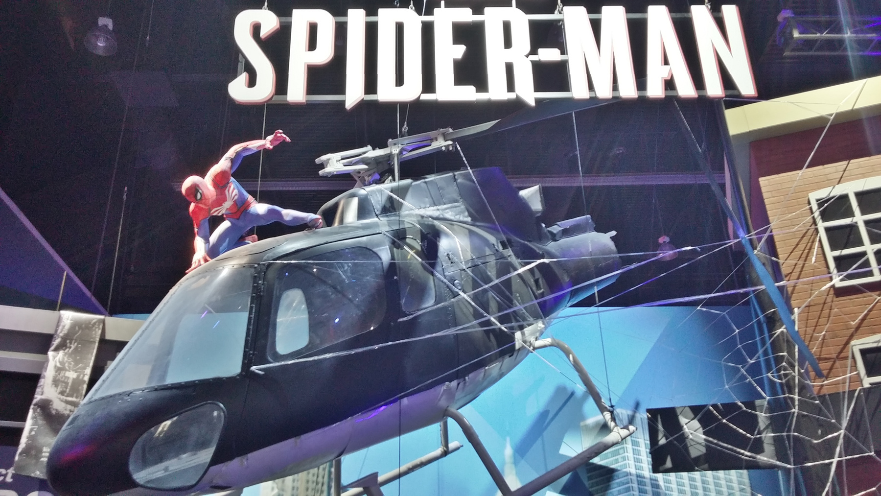 Microdosingnak azt nevezik, amikor valaki az átlagos LSD-adag töredékét fogyasztja, így serkentve a kreativitását. A Microdose VR egy virtuális LSD trip, amit direkt VR szemüvegekhez és kontrollerekhez terveztek: absztrakt formák hömpölyögnek a képernyőn, alatta elektronikus zene dübörög. A hatás annyira magával ragadó, hogy attól még a háttérben sétáló lánynak is elolvadt a fél lába.