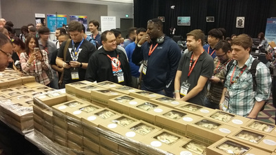 Microdosingnak azt nevezik, amikor valaki az átlagos LSD-adag töredékét fogyasztja, így serkentve a kreativitását. A Microdose VR egy virtuális LSD trip, amit direkt VR szemüvegekhez és kontrollerekhez terveztek: absztrakt formák hömpölyögnek a képernyőn, alatta elektronikus zene dübörög. A hatás annyira magával ragadó, hogy attól még a háttérben sétáló lánynak is elolvadt a fél lába.