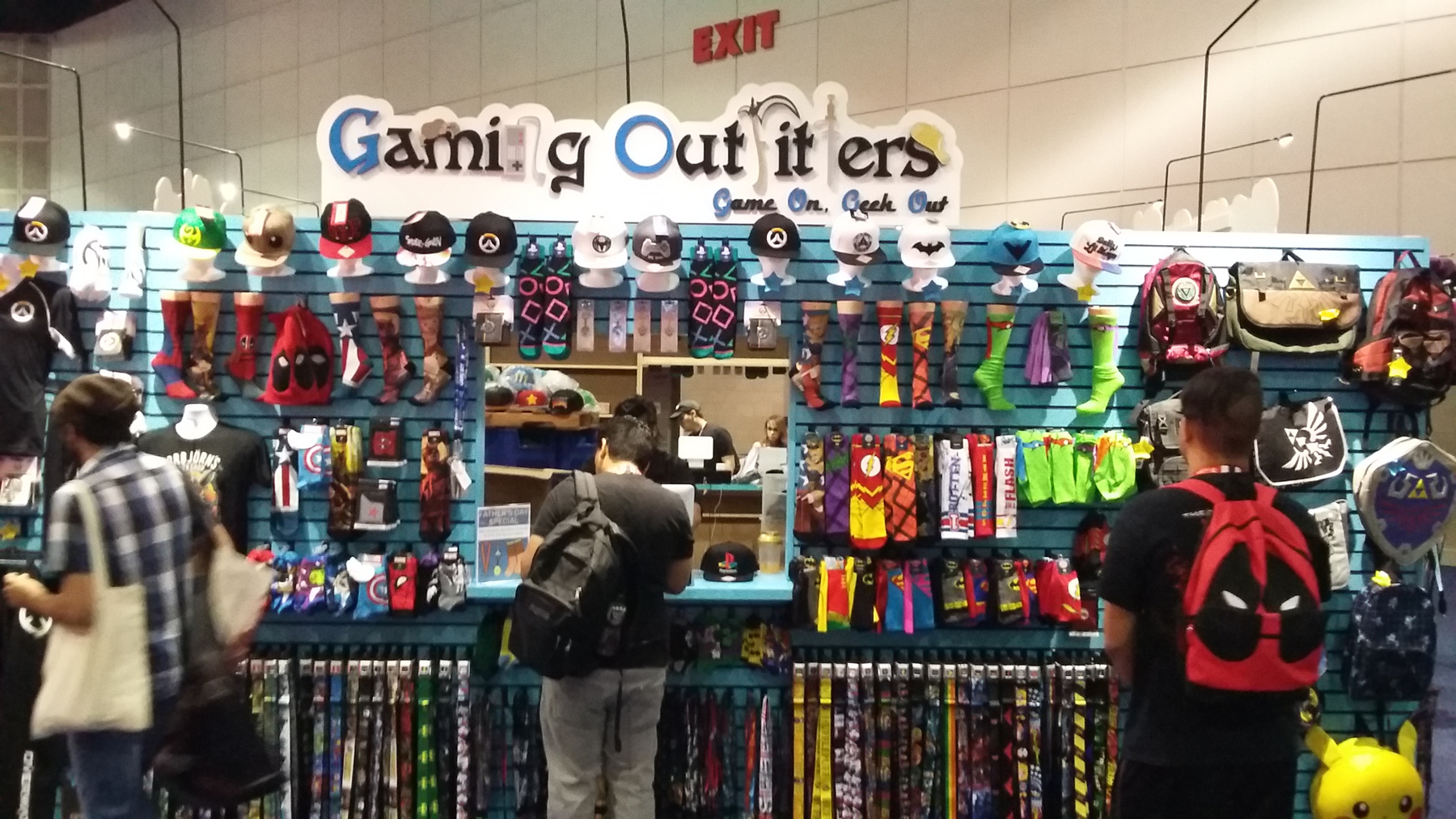 Microdosingnak azt nevezik, amikor valaki az átlagos LSD-adag töredékét fogyasztja, így serkentve a kreativitását. A Microdose VR egy virtuális LSD trip, amit direkt VR szemüvegekhez és kontrollerekhez terveztek: absztrakt formák hömpölyögnek a képernyőn, alatta elektronikus zene dübörög. A hatás annyira magával ragadó, hogy attól még a háttérben sétáló lánynak is elolvadt a fél lába.