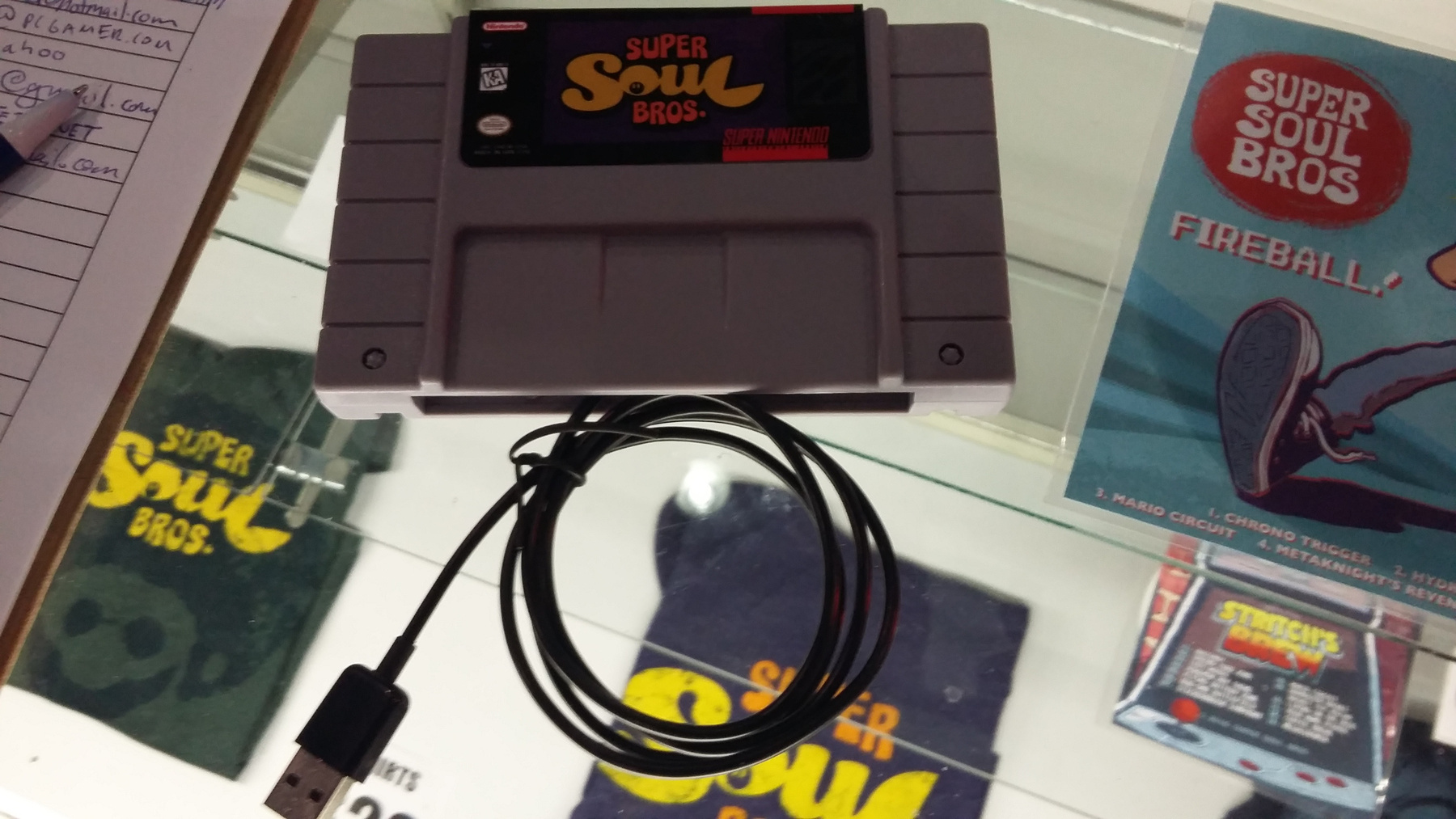 Microdosingnak azt nevezik, amikor valaki az átlagos LSD-adag töredékét fogyasztja, így serkentve a kreativitását. A Microdose VR egy virtuális LSD trip, amit direkt VR szemüvegekhez és kontrollerekhez terveztek: absztrakt formák hömpölyögnek a képernyőn, alatta elektronikus zene dübörög. A hatás annyira magával ragadó, hogy attól még a háttérben sétáló lánynak is elolvadt a fél lába.