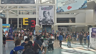 Microdosingnak azt nevezik, amikor valaki az átlagos LSD-adag töredékét fogyasztja, így serkentve a kreativitását. A Microdose VR egy virtuális LSD trip, amit direkt VR szemüvegekhez és kontrollerekhez terveztek: absztrakt formák hömpölyögnek a képernyőn, alatta elektronikus zene dübörög. A hatás annyira magával ragadó, hogy attól még a háttérben sétáló lánynak is elolvadt a fél lába.