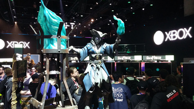 Microdosingnak azt nevezik, amikor valaki az átlagos LSD-adag töredékét fogyasztja, így serkentve a kreativitását. A Microdose VR egy virtuális LSD trip, amit direkt VR szemüvegekhez és kontrollerekhez terveztek: absztrakt formák hömpölyögnek a képernyőn, alatta elektronikus zene dübörög. A hatás annyira magával ragadó, hogy attól még a háttérben sétáló lánynak is elolvadt a fél lába.