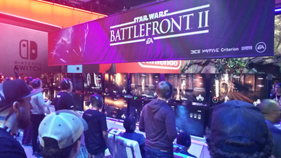 Microdosingnak azt nevezik, amikor valaki az átlagos LSD-adag töredékét fogyasztja, így serkentve a kreativitását. A Microdose VR egy virtuális LSD trip, amit direkt VR szemüvegekhez és kontrollerekhez terveztek: absztrakt formák hömpölyögnek a képernyőn, alatta elektronikus zene dübörög. A hatás annyira magával ragadó, hogy attól még a háttérben sétáló lánynak is elolvadt a fél lába.