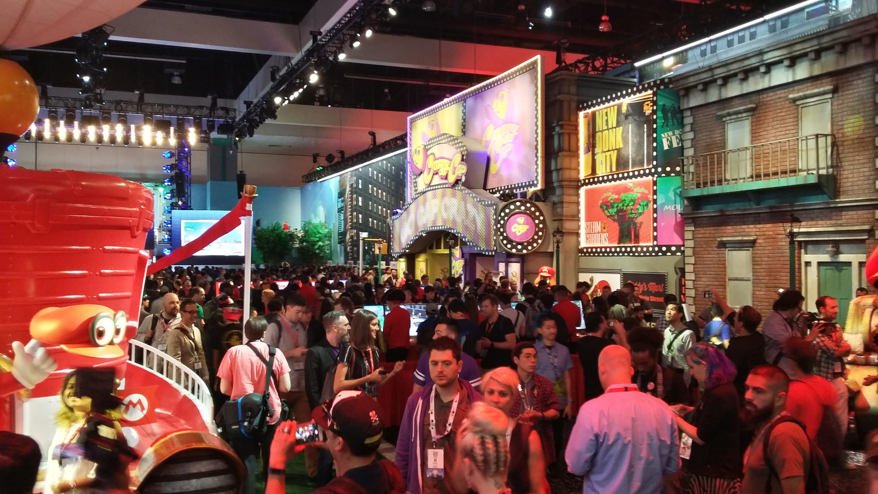 Microdosingnak azt nevezik, amikor valaki az átlagos LSD-adag töredékét fogyasztja, így serkentve a kreativitását. A Microdose VR egy virtuális LSD trip, amit direkt VR szemüvegekhez és kontrollerekhez terveztek: absztrakt formák hömpölyögnek a képernyőn, alatta elektronikus zene dübörög. A hatás annyira magával ragadó, hogy attól még a háttérben sétáló lánynak is elolvadt a fél lába.