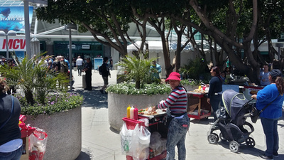 Microdosingnak azt nevezik, amikor valaki az átlagos LSD-adag töredékét fogyasztja, így serkentve a kreativitását. A Microdose VR egy virtuális LSD trip, amit direkt VR szemüvegekhez és kontrollerekhez terveztek: absztrakt formák hömpölyögnek a képernyőn, alatta elektronikus zene dübörög. A hatás annyira magával ragadó, hogy attól még a háttérben sétáló lánynak is elolvadt a fél lába.