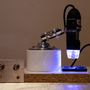 A BME kutatói által épített kvantumcsip egy mikroszkóp alatt.