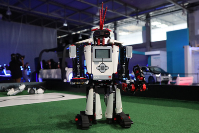 Magányos ipari robot karja leng előre beprogramozott ciklusokat követve.