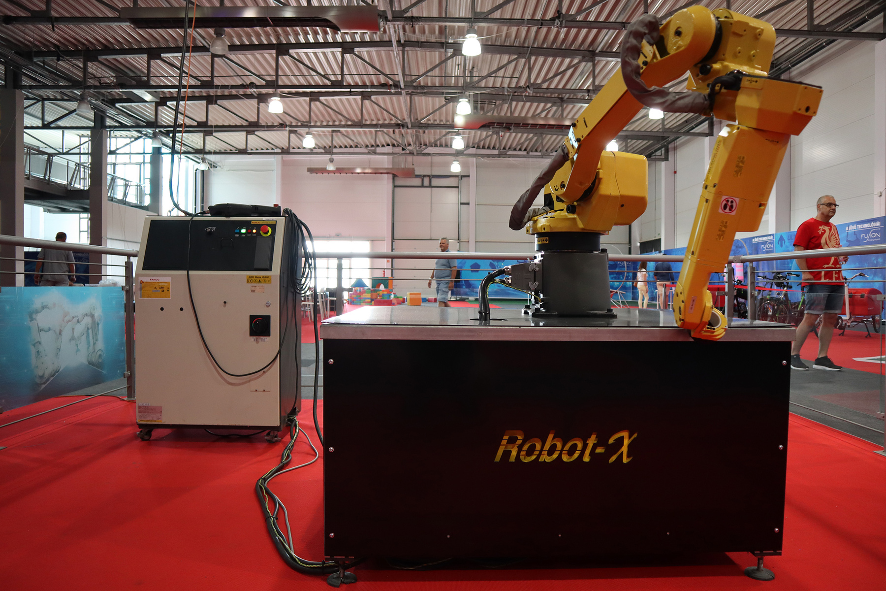 Magányos ipari robot karja leng előre beprogramozott ciklusokat követve.