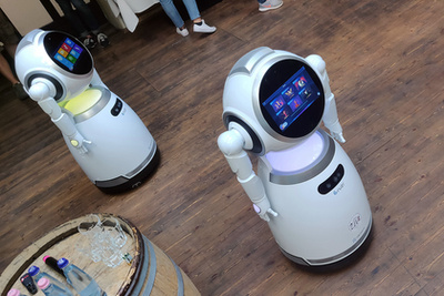 A Netlife Robotics vállalat Pepper nevû humanoid robotjának bemutatója az Ipar 4.0 Technológiai Központban a Budapesti Mûszaki és Gazdaságtudományi Egyetemen 2018. szeptember 6-án. 