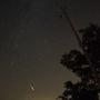 Az átlagnál fényesebb meteor a Dunakanyar fölött, a dobogokői kilátóból jobbra nézve.
