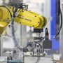 Itt 24 órában gyártják az óraalkatrészeket, a robotok munkáját kamerákkal figyelik egy másik gyártócsarnokból.