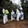 Elszállítják az ebolában elhunyt testét Beniben 2018. augusztus 22-én