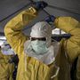 Egészségügyi dolgozó öltözik be az Ebola Fertőzés Központban, Beni-ben