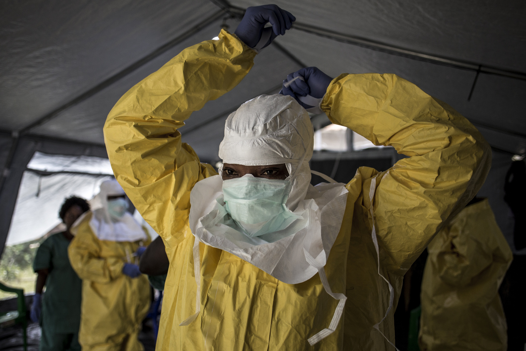 Elszállítják az ebolában elhunyt testét Beniben 2018. augusztus 22-én