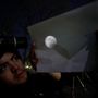 Egy ember papírra vetíti ki a hold képét a teljes holdfogyatkozás előtt Monterrey-ben, Mexikóban