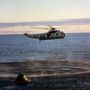 A haditengerészet helikoptere vette fel a három űrhajóst a csendes-óceáni landolás után.