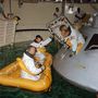 1968. augusztus 1. Cernan, Young és Stafford űrhajósok az óceáni landolás utáni kiszállást gyakorolják a houstoni Johnson Űrközpont egyik gyakorlómedencéjében.