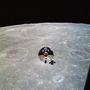 1969. május 22. Az Apollo-10 küldetés parancsnoki egysége (és a hozzá kapcsolódó, a fotón nem látható szervizmodul) Hold körüli pályán. A fotó a sikeresen levált holdkompból készült