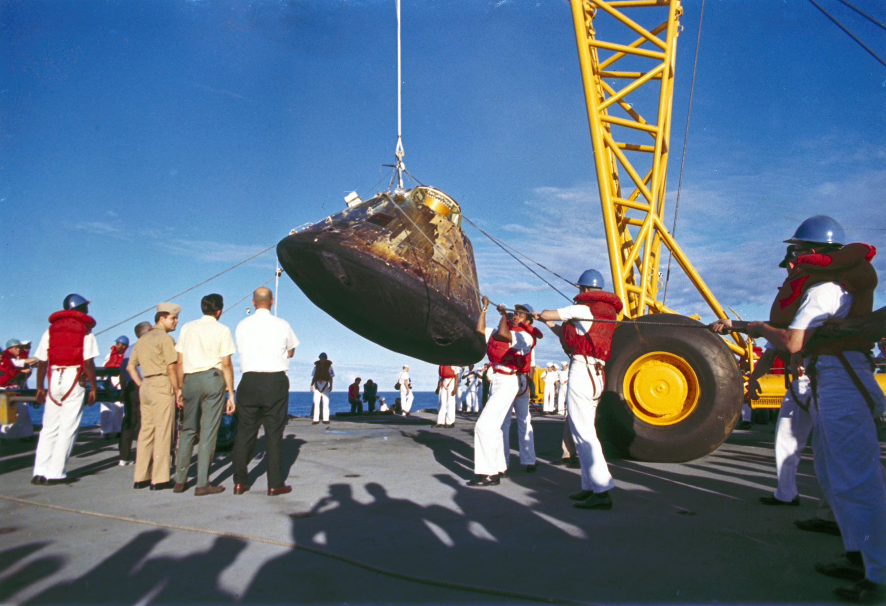2009-ben egy nyílt nap keretén belül, szigorú felügyelet mellett ilyen közelről megnézhették a múzeumlátogatók az űrhajó belsejét. 