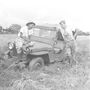 Attenborough és munkatársa a sárba ragadt Jeep mellett
