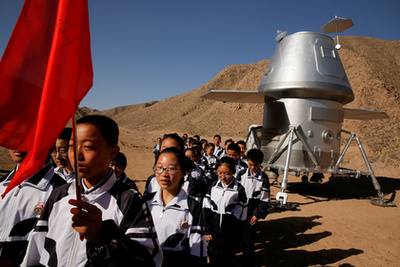 Játék rakétakilövőt szuvenír, amivel az oda látogató gyerekek játszanak