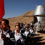 Kínai diákok érkeznek a kínai Mars-bázis-1 nevű látványossághoz 2019. április 17-én