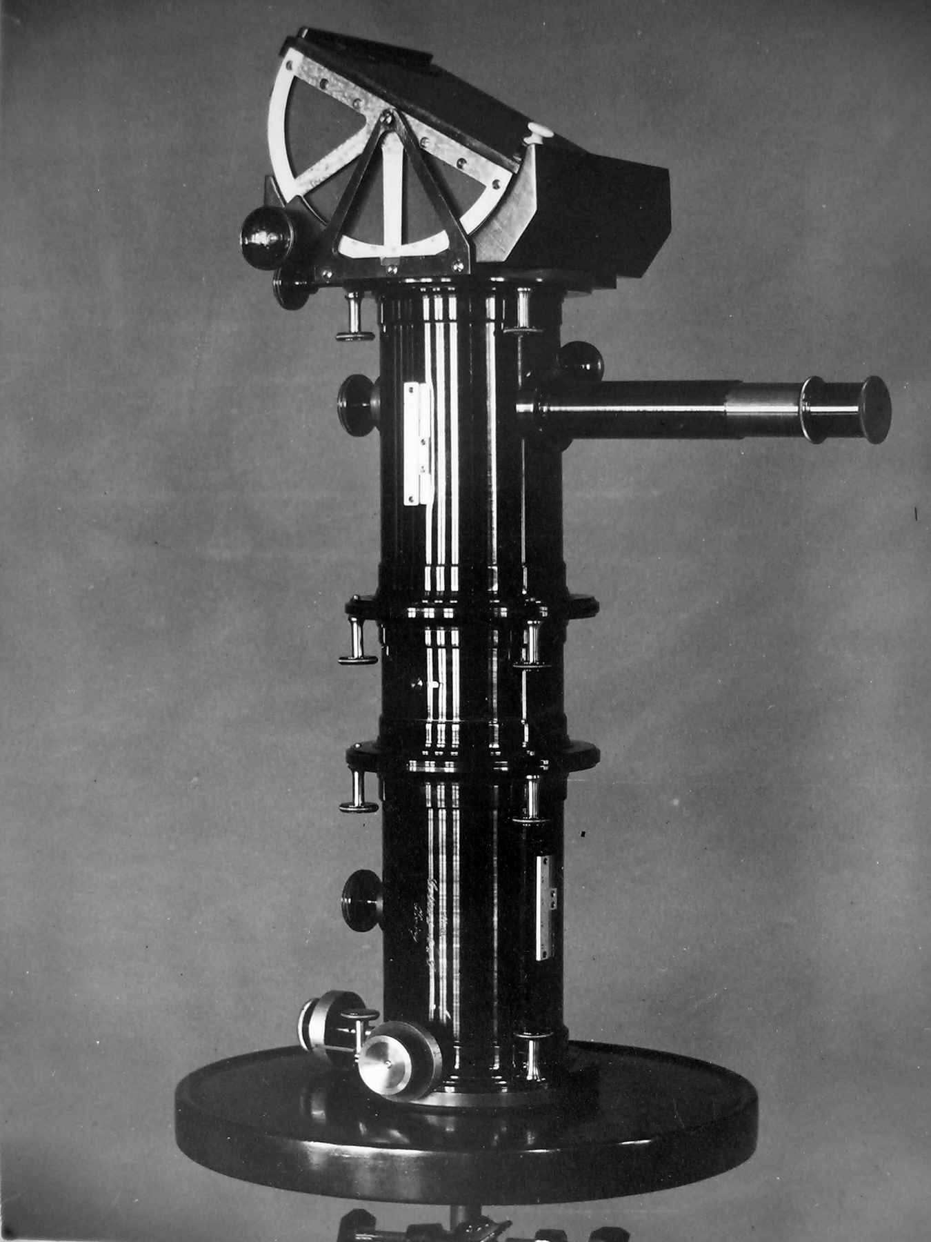 Színkép-fényképező összeállítás: 15.8/95 mm-es Steinheil-aplanátos kamera,  Schmidt-Haensch spektroszkóp,  Gothard-féle állvány (1884)