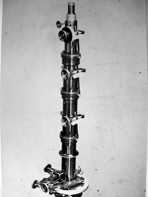 Színkép-fényképező összeállítás: 15.8/95 mm-es Steinheil-aplanátos kamera,  Schmidt-Haensch spektroszkóp,  Gothard-féle állvány (1884)