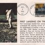 Ez az 1969. július 20-i első napi képes levelezőlap az előbbi, Washingtonból Budapestre (1969. szeptember 9.) küldött borítékban utazott. A szövegből kiderül, hogy a bélyeg eredeti nyomómintája megjárta a Holdat.