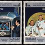 Apollo-11 űrhajós hősei – a Sardzsa-i Emírség két bélyege. Balra a már Földre visszatért, még karanténban lévő űrhajósk és az őket üdvözlő Nixon elnök, jobbra a hivatalos NASA csoportkép látható.
