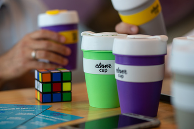 A clever cupot szeptember első hetében kezdték el fokozatosan bevezetni a hét Kaffeine kávézóban, a hét vége felé már mindenhol lehetett kávéspohárral fizetni.