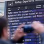 A müncheni repülőtér egy utasa képet készít a törölt járatok listájáról