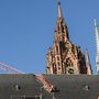Egy daru a frankfurti Szent Bertalan-dóm tetején 2020. február 10-én
