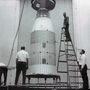 Technikusok egy Corona műholdat rejtő rakéta orrkúppal.