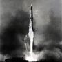 1959. június 3. A Discoverer-3 startja. A küldetés kudarcot vallott, az irányítóberendezés meghibásodott, és az Agena rakéta az óceánba zuhant.