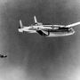 A légierő Fairchild C-119 Flying Boxcar típusú repülőgépe sikeres légi kapszulabefogást hajt végre.