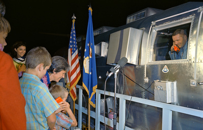 Az Apollo-12 legénysége landolás után a karanténkocsiba tart. Az Airstream lakókocsiból kialakított MQF-re az Apollo-14 után már nem volt szükség, addigra kiderült, hogy a Holdon nincsenek olyan mikrobák, amik a Földre juthatnának az űrhajósokkal.