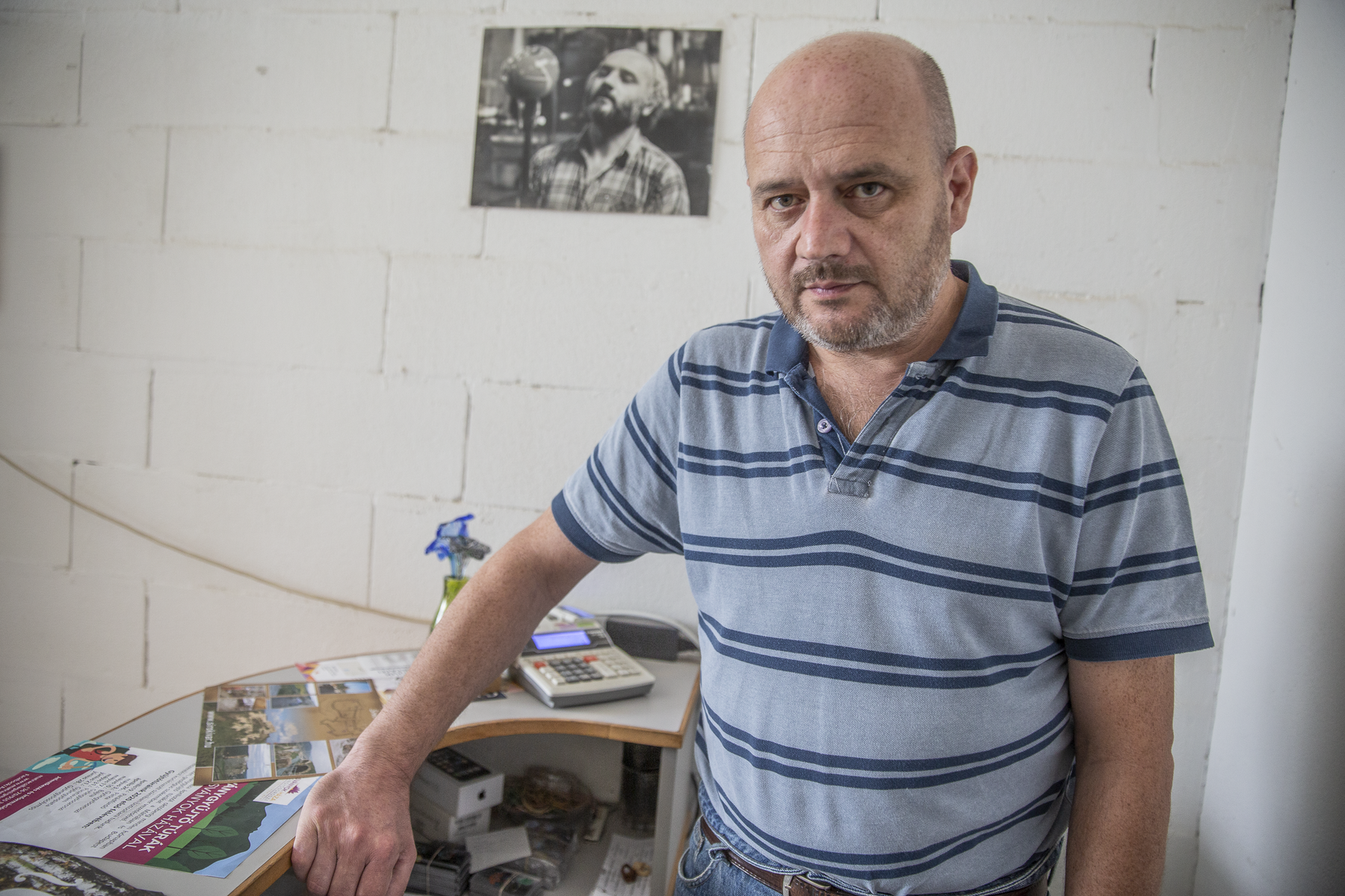 Rénes Marcell, a cég alapítója, mögötte a falon édesapja, Rénes György iparművész, formatervező fényképe.
