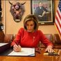 Nancy Pelosi demokrata házelnök és trófeája
