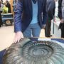 Egy hatalmas ammonitesz fosszíliájával.