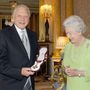 II. Erzsébet brit királynő  a művészet-irodalom és a tudomány elsajátításában elért rendkívüli eredmények elismeréseként tüntette ki Sir David Attenborough tévés természettudóst a Buckingham-palotában 2005. június 10-én.