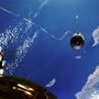 A képet a Gemini kapszulából lőtték. Rajta az Agena és a két űrjárművet összekötő pányva. Az Agena és a Gemini XI hajtóműveinek használatával pörgésre állították be a két hajót, mellyel 0.00015 g mesterséges gravitációt hoztak létre. 